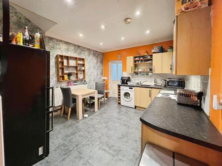 4 bedroom Terraced House for sale in Dudley Road, Grantham, NG31