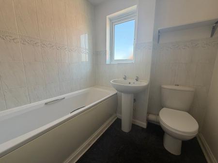 3 bedroom Semi-detached house for sale in Sunningdale, Grantham, NG31