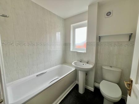 3 bedroom Semi-detached house for sale in Sunningdale, Grantham, NG31