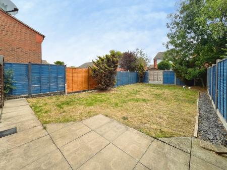 3 bedroom Semi-detached house for sale in Sunningdale, Grantham, NG31