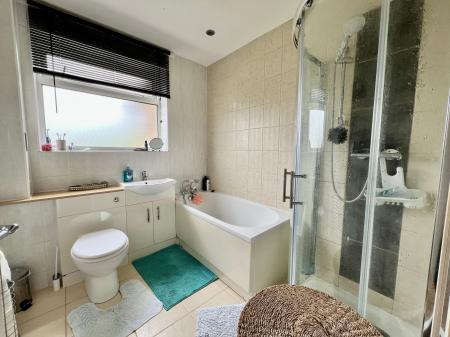 4 bedroom Detached house for sale in Reedings Road, Barrowby, NG32