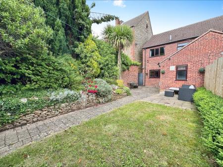 3 bedroom Terraced House to let in High Street, Great Gonerby, NG31