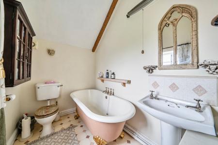 4 bedroom Detached house for sale in Park Lane, Denton, NG32