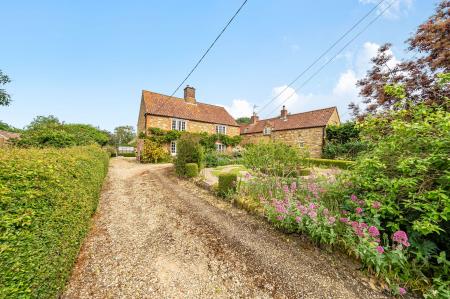 4 bedroom Detached house for sale in Park Lane, Denton, NG32