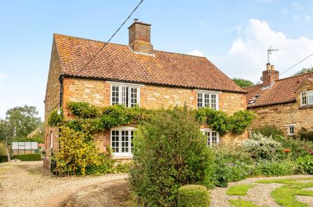 4 bedroom Detached house for sale in Park Lane, Denton, NG32