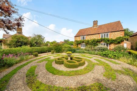 4 bedroom Detached house for sale in Park Lane, Denton, NG32