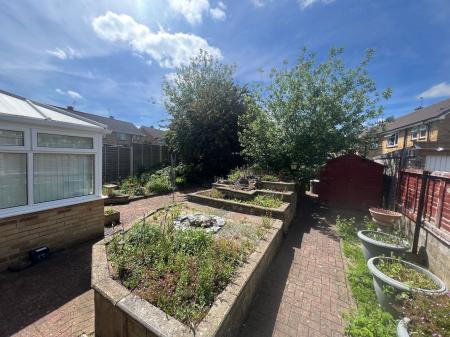 3 bedroom Semi-detached house to let in Byron Avenue, Grantham, NG31