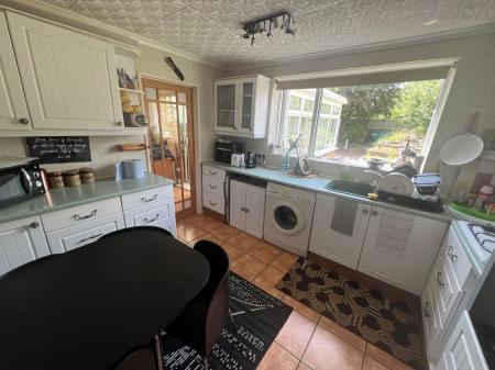 3 bedroom Semi-detached house to let in Byron Avenue, Grantham, NG31