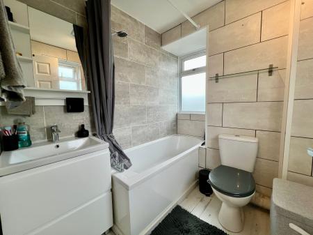 2 bedroom Semi-detached house for sale in Wentworth Drive, Grantham, NG31