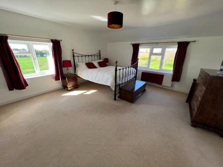 5 bedroom Semi-detached house to let in Heath Farm Lane, Harrowby, NG31