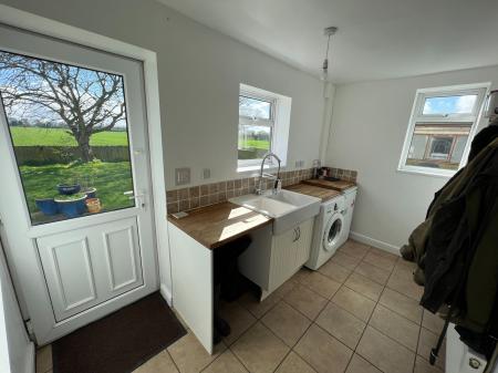 5 bedroom Semi-detached house to let in Heath Farm Lane, Harrowby, NG31