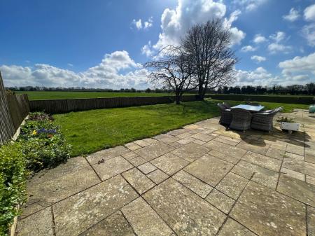 5 bedroom Semi-detached house to let in Heath Farm Lane, Harrowby, NG31