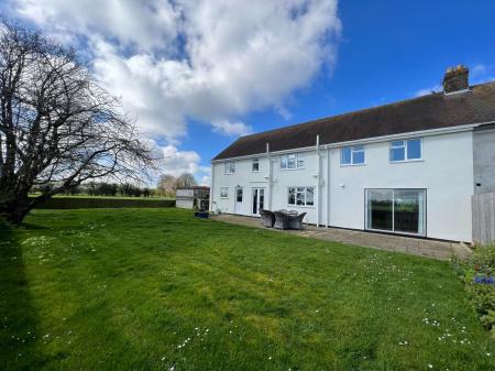 5 bedroom Semi-detached house to let in Heath Farm Lane, Harrowby, NG31