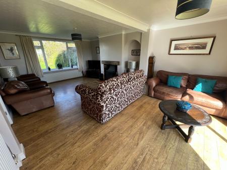 5 bedroom Semi-detached house to let in Heath Farm Lane, Harrowby, NG31