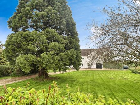 5 bedroom Semi-detached house to let in Heath Farm Lane, Harrowby, NG31