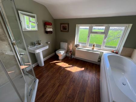 5 bedroom Semi-detached house to let in Heath Farm Lane, Harrowby, NG31