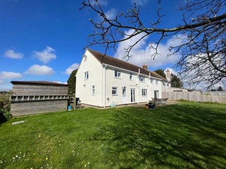 5 bedroom Semi-detached house to let in Heath Farm Lane, Harrowby, NG31