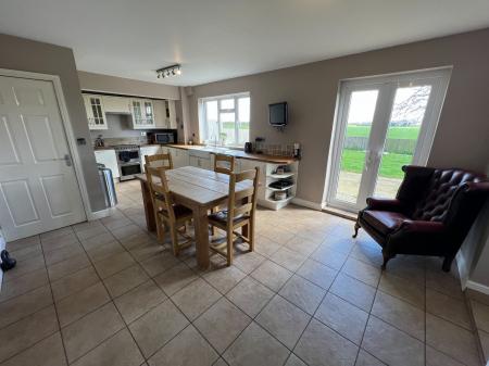 5 bedroom Semi-detached house to let in Heath Farm Lane, Harrowby, NG31