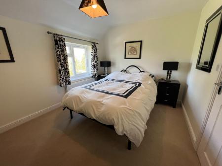 5 bedroom Semi-detached house to let in Heath Farm Lane, Harrowby, NG31