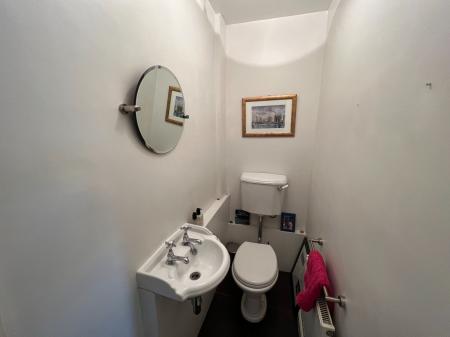 5 bedroom Semi-detached house to let in Heath Farm Lane, Harrowby, NG31