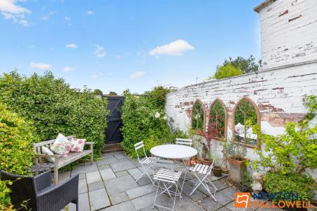 4 bedroom Terraced House for sale in North Parade, Grantham, NG31