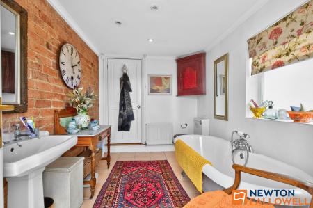 4 bedroom Terraced House for sale in North Parade, Grantham, NG31