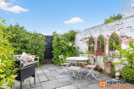 4 bedroom Terraced House for sale in North Parade, Grantham, NG31