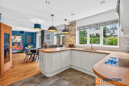 4 bedroom Detached house for sale in Park Road, Allington, NG32