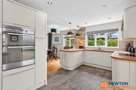 4 bedroom Detached house for sale in Park Road, Allington, NG32