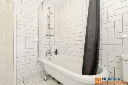 2 bedroom Terraced House for sale in Cowes Road, Grantham, NG31