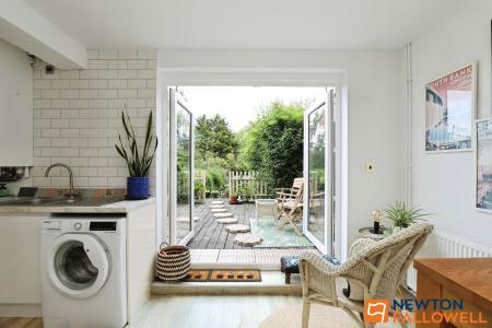 2 bedroom Terraced House for sale in Cowes Road, Grantham, NG31