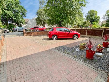 3 bedroom Semi-detached house for sale in Stour Court, Grantham, NG31