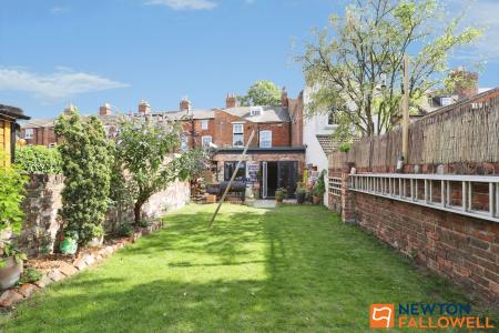 4 bedroom Terraced House for sale in Barrowby Road, Grantham, NG31