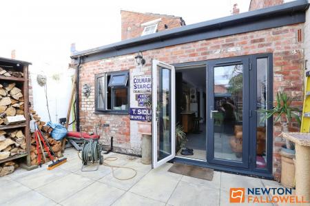 4 bedroom Terraced House for sale in Barrowby Road, Grantham, NG31