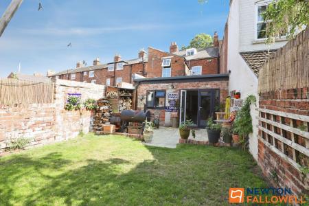 4 bedroom Terraced House for sale in Barrowby Road, Grantham, NG31