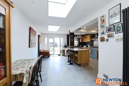 4 bedroom Terraced House for sale in Barrowby Road, Grantham, NG31