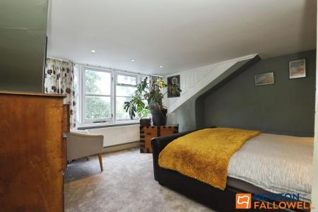 4 bedroom Terraced House for sale in Barrowby Road, Grantham, NG31
