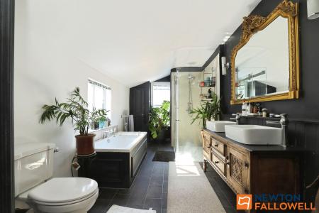 4 bedroom Terraced House for sale in Barrowby Road, Grantham, NG31