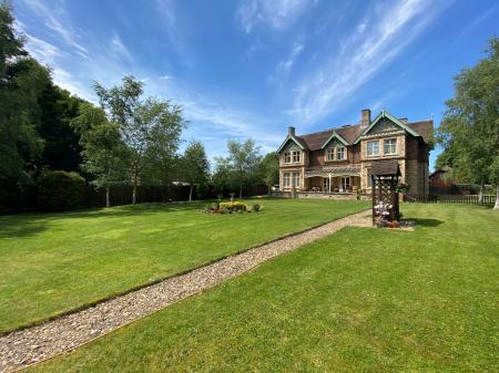 3 bedroom Flat for sale in SOLD BY NEWTON FALLOWELL - Norman Leys, Beacon Lane