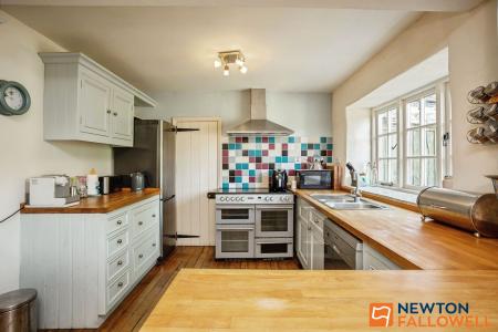 4 bedroom Detached house for sale in Ermine Street, Ancaster, NG32