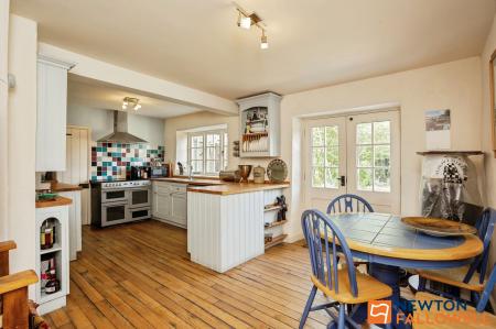 4 bedroom Detached house for sale in Ermine Street, Ancaster, NG32