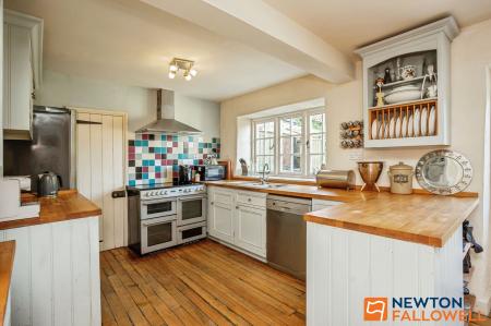 4 bedroom Detached house for sale in Ermine Street, Ancaster, NG32