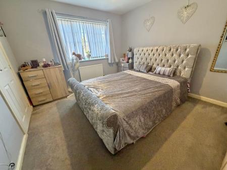 4 bedroom Semi-detached house for sale in Warmington Avenue, Grantham, NG31