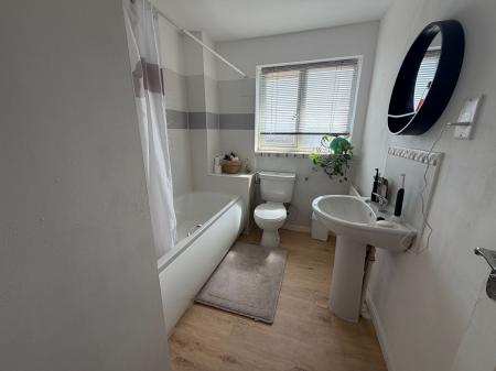 4 bedroom Semi-detached house for sale in Warmington Avenue, Grantham, NG31