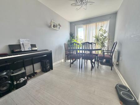 4 bedroom Semi-detached house for sale in Warmington Avenue, Grantham, NG31