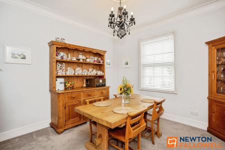 4 bedroom Terraced House for sale in Barrowby Road, Grantham, NG31