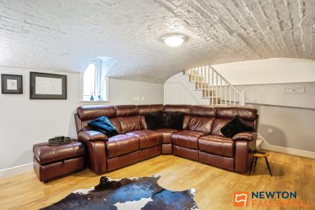 4 bedroom Terraced House for sale in Barrowby Road, Grantham, NG31