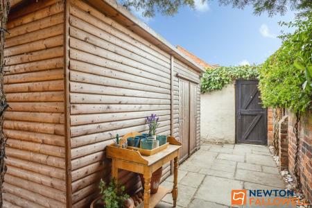 4 bedroom Terraced House for sale in Barrowby Road, Grantham, NG31