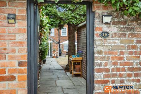 4 bedroom Terraced House for sale in Barrowby Road, Grantham, NG31