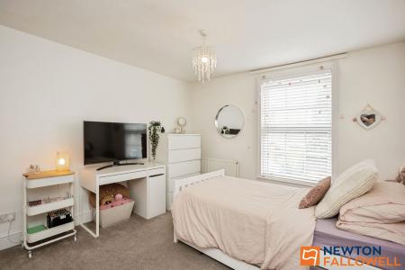 4 bedroom Terraced House for sale in Barrowby Road, Grantham, NG31